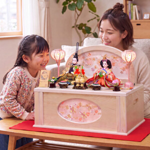 雛人形のホワイト収納セットを見ている親子の画像